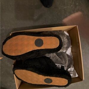 Ugg fuzzies size 9